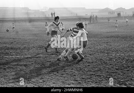 Rose Reilly, 16 dell'East Ayrshire Scotland, talentuoso calciatore per Stewarton & Thistle Ladies Football Club, nella foto durante la sessione di allenamento di febbraio 1971. Foto Stock