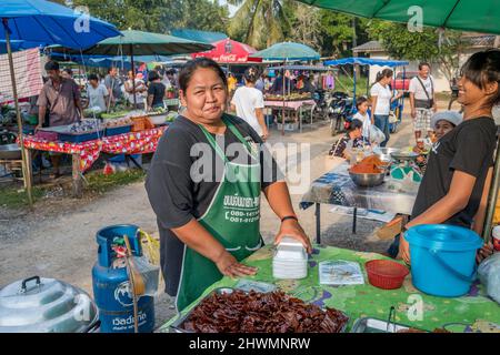 Mercato locale Domenica nel villaggio di Khao Tao appena a sud di Hua Hin in Thailandia Foto Stock