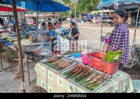 Mercato locale Domenica nel villaggio di Khao Tao appena a sud di Hua Hin in Thailandia Foto Stock