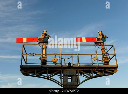 Semaforo segnala alla fine della piattaforma alla stazione ferroviaria di Bognor Regis, West Sussex, Regno Unito Foto Stock