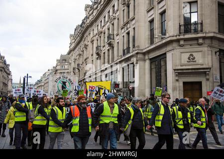 Londra, Inghilterra, Regno Unito. 1st Jan 2014. Gli attivisti che indossano le giacche Neon tengono dei cartelli mentre marciano dalla BBC Broadcasting House a Trafalgar Square per protestare contro gli attacchi russi contro l'Ucraina a Londra. (Credit Image: © Loredana Sangiuliano/SOPA Images via ZUMA Press Wire) Foto Stock