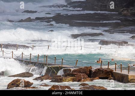 Avalon Beach Rockpool con surf selvaggio oceano e persone che nuotano nella piscina oceano, Sydney, NSW, Australia Foto Stock