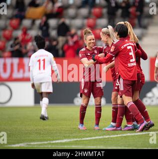 Linda Dallmann (10 FC Bayern München) , Hanna Glas (5 FC Bayern München) , Glodis Perla Viggosdottir (14 FC Bayern München) e Saki Kumagai (3 FC Ba Foto Stock