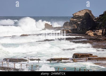 Avalon Beach Rockpool con surf selvaggio oceano e persone che nuotano nella piscina oceano, Sydney, NSW, Australia Foto Stock