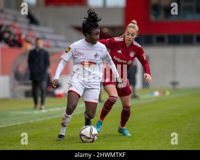 Eunice Beckmann (11 FC Köln) e Giulia Gwinn (7 FC Bayern München) durante la partita di flyeralarm Frauen Bundesliga tra il FC Bayern Monaco e il 1. FC Foto Stock