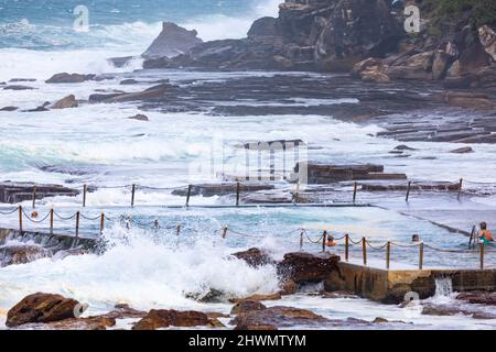 Avalon Beach Rockpool con surf selvaggio oceano e persone che nuotano nella piscina oceano, Sydney, NSW, Australia Foto Stock