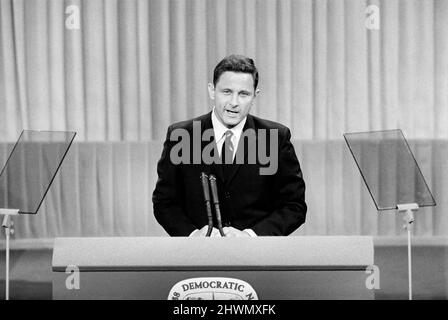 Senatore degli Stati Uniti dall'Indiana Birch Bayh al Podium durante la Convenzione Nazionale Democratica, Chicago, Illinois, USA, Warren K. Leffler, Agosto 26, 1968 Foto Stock