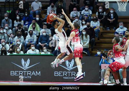 Casale Monferrato, Italia. 06th Mar 2022. Chris Wright (Bertram Derthona Tortona) twharted by Sergio Rodriguez (AX Armani Exchange Olimpia Milano) durante Bertram Derthona Tortona vs AX Armani Exchange Milano, Campionato Italiano di Basket A Serie a Casale Monferrato, Italy, March 06 2022 Credit: Independent Photo Agency/Alamy Live News Foto Stock