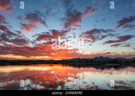 Spettacolare cielo al tramonto in Arizona a Fountain Hills Foto Stock