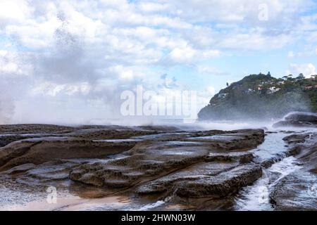 Whale Beach a Sydney, costa rocciosa con grandi onde che battono la costa e creano spruzzi d'acqua, Sydney, NSW, Australia Foto Stock