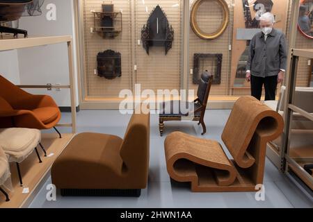 Poltrona "Contour" dalla linea "Easy Edges". Designer: Frank Gehry, americano, nato Canada 1929Manufacturer: Chiru Enterprises, Inc., AmericanRetailer: Bloomingdale’s, New York City, fondata nel 1872 Foto Stock