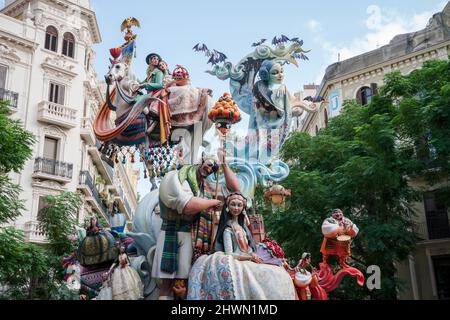 Valencia, Spagna - 4 Settembre 2021: Grande scultura di mache di carta che mostra gli elementi di celebrazione tradizionali del festival Fallas Foto Stock