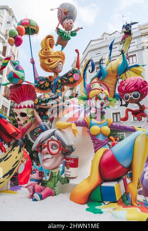 Valencia, Spagna - 4 Settembre 2021: Esposizione di sculture a tema cartario degli anni '70 per il festival nazionale Fallas Foto Stock