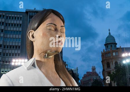 Valencia, Spagna - 4 Settembre 2021: Grande statua di una donna meditante di notte sulla piazza della città 'Placa de L' Ajuntament' disegnata da ma Foto Stock