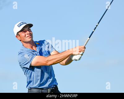 Orlando, Florida, Stati Uniti. 6th Mar 2022. Viktor Hovland di Norvegia sul tee 15th durante l'ultimo round dell'Arnold Palmer Invitational presentato da Mastercard tenuto presso l'Arnold Palmer's Bay Hill Club & Lodge di Orlando, Florida. Romeo T Guzman/CSM/Alamy Live News Foto Stock