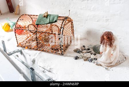 Gunwalloe,Cornovaglia,Inghilterra,UK-Luglio 24th 2021: Rappresentazione di Gesù benedizione e portare buona fortuna ai pescatori, fatto da oggetti trovati, fatto a mano da Foto Stock