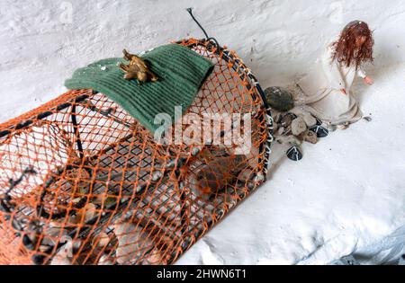 Gunwalloe,Cornovaglia,Inghilterra,UK-Luglio 24th 2021: Rappresentazione di Gesù benedizione e portare buona fortuna ai pescatori, fatto da oggetti trovati, fatto a mano da Foto Stock