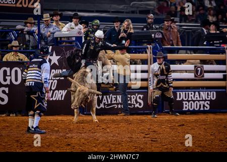 Arlington, Texas, Stati Uniti. 06th Mar 2022. Arlington TX - Marzo 06: Creek Young Rides W20 War Cry per 88 punti durante l'American Rodeo all'AT&T Arena di Arlington, Texas, USA. (Foto di Matt Davies/PXImages) Credit: PX Images/Alamy Live News Foto Stock