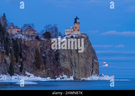 Moonrise sopra Spalato Rock Lighthouse, Winter, Lake Superior, Minnesota, USA, Di Dominique Braud/Dembinsky Photo Assoc Foto Stock