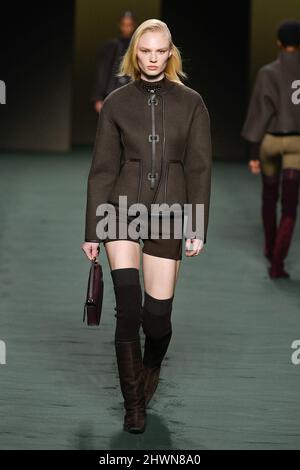 Parigi, Frankreich. 05th Mar 2022. HERMES Autunno/Inverno 2022-23 Runway durante la Paris Fashion Week - Parigi, Francia. 05/03/2022 Credit: dpa/Alamy Live News Foto Stock