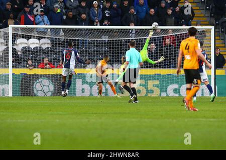 MKM Stadium, Hull, Inghilterra - 5th marzo 2022 Sam Johnstone Goalkeeper of West Bromwich fa un grande risparmio per negare Hull - durante il gioco Hull City contro West Bromwich Albion, EFL Championship 2021/22 MKM Stadium, Hull, Inghilterra - 5th marzo 2022 Credit: Arthur Haigh/WhiteRosePhotos/Alamy Live News Foto Stock