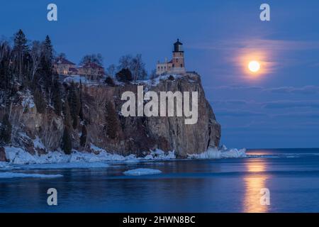 Moonrise sopra Spalato Rock Lighthouse, Winter, Lake Superior, Minnesota, USA, Di Dominique Braud/Dembinsky Photo Assoc Foto Stock