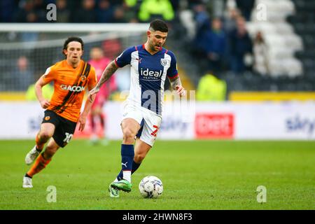 MKM Stadium, Hull, Inghilterra - 5th marzo 2022 Alex Mowatt (27) di West Bromwich - durante la partita Hull City contro West Bromwich Albion, EFL Championship 2021/22 MKM Stadium, Hull, Inghilterra - 5th marzo 2022 Credit: Arthur Haigh/WhiteRosePhotos/Alamy Live News Foto Stock