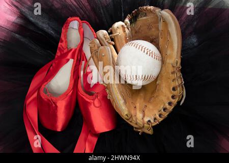 Guanti da softball, palla e scarpe da balletto su un tutu nero. Foto Stock