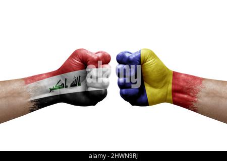 Due mani si pugno l'una all'altra su sfondo bianco. Bandiere di paese dipinte pugni, conflitto concetto di crisi tra iraq e romania Foto Stock