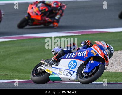 Doha, Qatar. 6th Mar 2022. Il pilota spagnolo Moto2 Aron Canet (davanti) del team Flexbox hp40 compete durante l'ultima gara Moto2 del Gran Premio MotoGP del Qatar 2022 nel circuito di Losail di Doha, capitale del Qatar, il 6 marzo 2022. Credit: Nikku/Xinhua/Alamy Live News Foto Stock