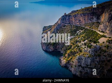 Acque blu mozzafiato del Mediterraneo sulla costa d'Italia Foto Stock