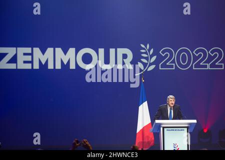 Toulon, Francia. 06th Mar 2022. Eric Zemmour è visto sul palco durante il suo discorso. Eric Zemmour, candidato estremo di destra della Reconquete! Il partito ha riunito più di 8000 persone allo Zenith di Tolone per il più importante incontro della campagna elettorale. Ha annunciato ufficialmente il rallying dietro il suo condimento di Marion Marechal le Pen, la nipote di Marine le Pen che è un candidato per il Rassemblement National. Credit: SOPA Images Limited/Alamy Live News Foto Stock