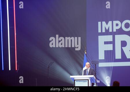 Toulon, Francia. 06th Mar 2022. Eric Zemmour è visto sul palco durante il suo discorso. Eric Zemmour, candidato estremo di destra della Reconquete! Il partito ha riunito più di 8000 persone allo Zenith di Tolone per il più importante incontro della campagna elettorale. Ha annunciato ufficialmente il rallying dietro il suo condimento di Marion Marechal le Pen, la nipote di Marine le Pen che è un candidato per il Rassemblement National. Credit: SOPA Images Limited/Alamy Live News Foto Stock