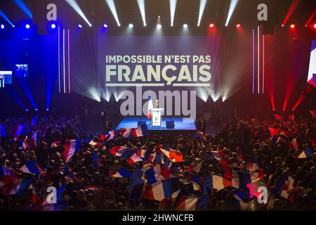 Toulon, Francia. 06th Mar 2022. Eric Zemmour è visto sul palco durante il suo discorso. Eric Zemmour, candidato estremo di destra della Reconquete! Il partito ha riunito più di 8000 persone allo Zenith di Tolone per il più importante incontro della campagna elettorale. Ha annunciato ufficialmente il rallying dietro il suo condimento di Marion Marechal le Pen, la nipote di Marine le Pen che è un candidato per il Rassemblement National. Credit: SOPA Images Limited/Alamy Live News Foto Stock