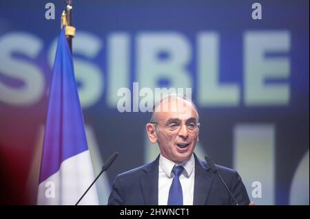 Toulon, Francia. 06th Mar 2022. Eric Zemmour è visto sul palco durante il suo discorso. Eric Zemmour, candidato estremo di destra della Reconquete! Il partito ha riunito più di 8000 persone allo Zenith di Tolone per il più importante incontro della campagna elettorale. Ha annunciato ufficialmente il rallying dietro il suo condimento di Marion Marechal le Pen, la nipote di Marine le Pen che è un candidato per il Rassemblement National. (Foto di Laurent Coust/SOPA Images/Sipa USA) Credit: Sipa USA/Alamy Live News Foto Stock