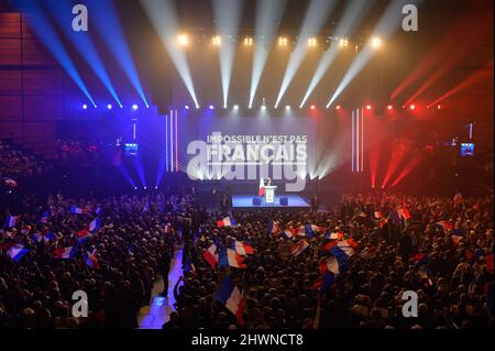 Toulon, Francia. 06th Mar 2022. Eric Zemmour è visto sul palco durante il suo discorso. Eric Zemmour, candidato estremo di destra della Reconquete! Il partito ha riunito più di 8000 persone allo Zenith di Tolone per il più importante incontro della campagna elettorale. Ha annunciato ufficialmente il rallying dietro il suo condimento di Marion Marechal le Pen, la nipote di Marine le Pen che è un candidato per il Rassemblement National. (Foto di Laurent Coust/SOPA Images/Sipa USA) Credit: Sipa USA/Alamy Live News Foto Stock