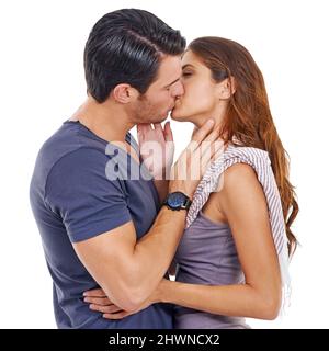 Ama il bacio dolce. Studio girato di una giovane coppia baciare isolato su bianco. Foto Stock