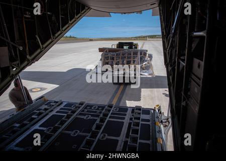 Un aereo della Guardia Nazionale aerea del Nevada C-130 Hercules è fuori carico durante una missione di addestramento alla base del corpo Marino Kaneohe Bay, Hawaii, 2 marzo 2022. L'equipaggio del Nevada aveva trasportato merci e passeggeri da Maui durante un esercizio su larga scala che comprendeva varie isole Hawaiane. (STATI UNITI Foto della Guardia Nazionale aerea di Senior Airman Thomas Cox) Foto Stock