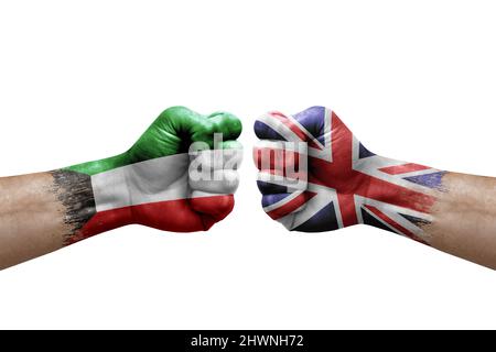 Due mani si pugno l'una all'altra su sfondo bianco. Bandiere di paese dipinte pugni, conflitto concetto di crisi tra kuwait e regno unito Foto Stock