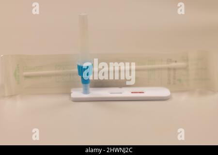 Kit auto-test Omicron Rapid Antigen Covid-19 per metodo a flusso laterale: Tampone nasale, provetta di estrazione, striscia per test Foto Stock