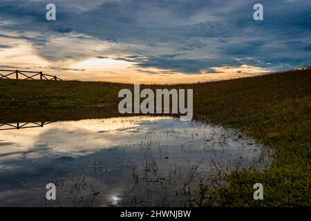 la vista dall'alto della montagna con il cielo luminoso e il suo riflesso sull'acqua al mattino da diverse immagini angolate è presa al picco del latilum shillong meghalaya india. Foto Stock