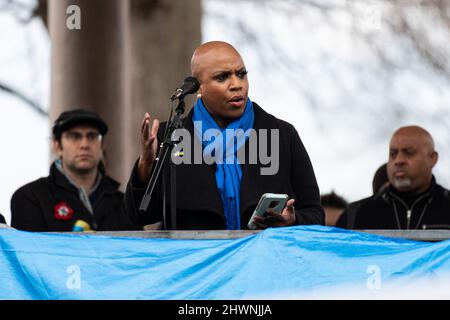 Boston, Stati Uniti. 06th Mar 2022. Il rappresentante DEGLI STATI UNITI Ayanna Pressley si rivolge ai dimostranti che marciano nello stand con la marcia Ucraina a Boston. I dimostranti a Boston si sono riuniti per una marcia pacifica attraverso il centro di Boston in piedi con l'Ucraina. Il sindaco di Boston Michelle Wu e il rappresentante degli Stati Uniti Ayanna Pressley erano entrambi presenti durante una veglia nel comune di Boston. (Foto di Vincent Ricci/SOPA Images/Sipa USA) Credit: Sipa USA/Alamy Live News Foto Stock