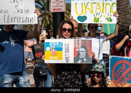 Orlando, Stati Uniti. 03rd Mar 2022. I sostenitori ucraini hanno dei cartelli durante un rally a Orlando, Florida. Il raduno per condannare il presidente Vladimir Putin e l'invasione russa dell'Ucraina. Il presidente ucraino Volodymyr Zelensky ha chiamato gli ucraini a combattere contro gli invasori russi. Credit: SOPA Images Limited/Alamy Live News Foto Stock
