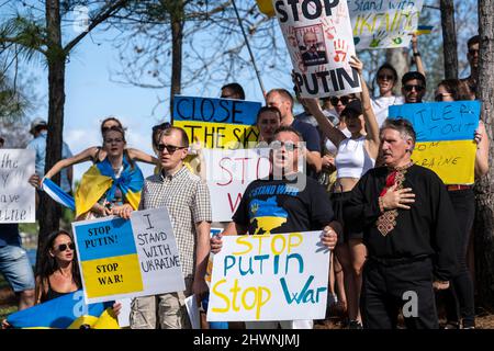 Orlando, Stati Uniti. 03rd Mar 2022. I sostenitori ucraini che detengono segni e bandiere ucraine durante un raduno a Orlando, Florida. Il raduno per condannare il presidente Vladimir Putin e l'invasione russa dell'Ucraina. Il presidente ucraino Volodymyr Zelensky ha chiamato gli ucraini a combattere contro gli invasori russi. Credit: SOPA Images Limited/Alamy Live News Foto Stock