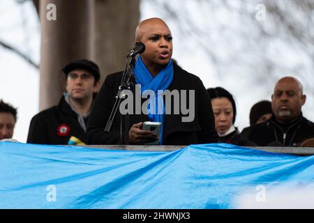 Boston, Stati Uniti. 06th Mar 2022. Il rappresentante DEGLI STATI UNITI Ayanna Pressley si rivolge ai dimostranti che marciano nello stand con la marcia Ucraina a Boston. I dimostranti a Boston si sono riuniti per una marcia pacifica attraverso il centro di Boston in piedi con l'Ucraina. Il sindaco di Boston Michelle Wu e il rappresentante degli Stati Uniti Ayanna Pressley erano entrambi presenti durante una veglia nel comune di Boston. (Foto di Vincent Ricci/SOPA Images/Sipa USA) Credit: Sipa USA/Alamy Live News Foto Stock