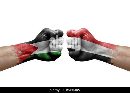 Due mani si pugno l'una all'altra su sfondo bianco. Bandiere di paese dipinte pugni, conflitto concetto di crisi tra giordania e yemen Foto Stock