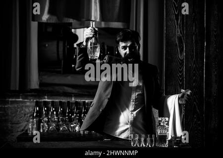 Ritratto di barba con barba. Macho bere. Uomo ricco ed elegante con un bicchiere di vecchio whisky. Gentleman drink cognac o whiskey. Foto Stock