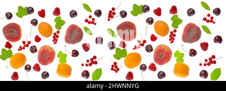 Frutta banner.pesche, ciliegie, albicocche, ribes rosso, lamponi e foglie isolate su sfondo bianco.frutta e bacca banner. Frutta estiva e. Foto Stock