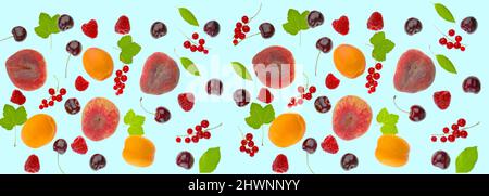 Frutta banner.pesche, ciliegie, albicocche, ribes rosso, lamponi e foglie isolate su sfondo blu.frutta e bacca banner. Frutta e bacche Foto Stock