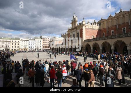 Cracovia, Polonia. 27th Feb 2022. I manifestanti si riuniscono accanto al mercato dei tessuti di Cracovia per mostrare sostegno all'Ucraina. Dall'inizio dell'aggressione della Russia a febbraio, le persone di tutto il mondo si sono riunite per dimostrare sostegno all'Ucraina. A Cracovia, tra molte altre manifestazioni, si è svolta una catena di solidarietà chiamata "Stand with Ucraina”. Credit: SOPA Images Limited/Alamy Live News Foto Stock
